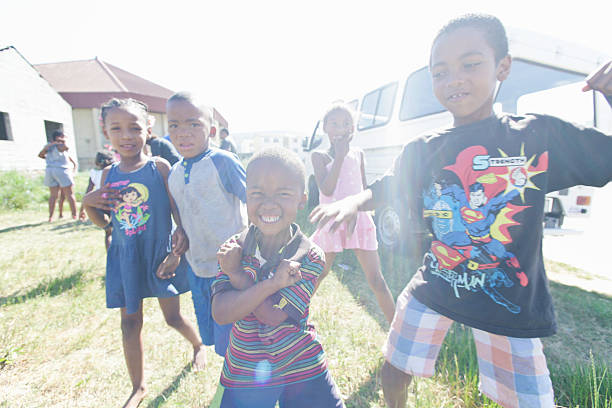 crianças de paarl na áfrica do sul - superman superhero shirt heroes - fotografias e filmes do acervo