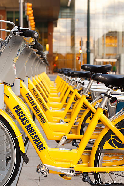 żółty rowerów w rzędzie - pacers zdjęcia i obrazy z banku zdjęć