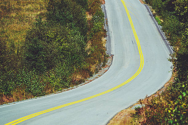 a curvatura da estrada - asphalt curve corner road - fotografias e filmes do acervo
