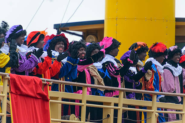 zwarte pieten (pete noir) sur le pont du bateau à vapeur - black piet photos et images de collection