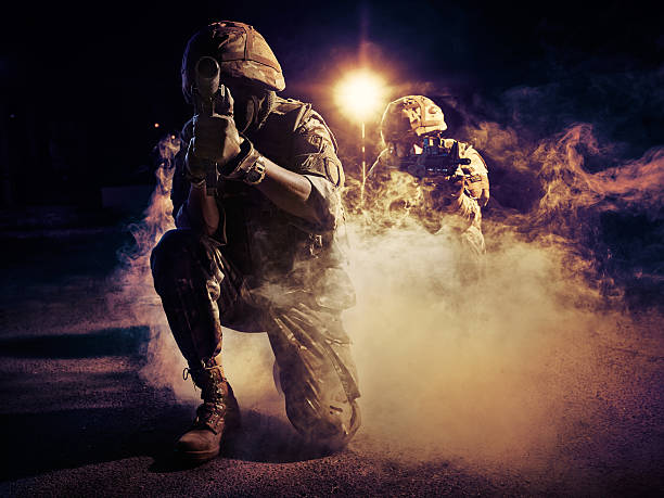 два военнослужащих в действии - airsoft стоковые фото и изображения