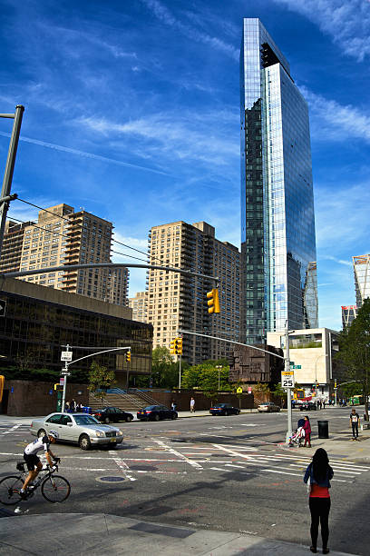 nyc as intersecções, amesterdão, avenue & w.65th street, peões, high-rise, manhattan - corner marking fotos imagens e fotografias de stock