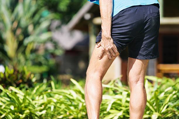 il dolore nei muscoli posteriori della coscia - pain physical injury human leg human muscle foto e immagini stock
