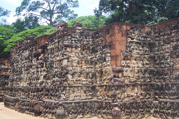 mur à angkor vat à siem reap, cambodge. - ankor photos et images de collection