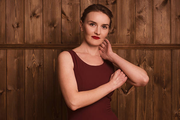 hermosa chica en un fondo de una pared de madera - affectionate desire beauty brown fotografías e imágenes de stock