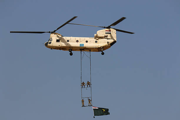 helikopter ch - 47 chinook na pokazy lotnicze w kairze. egipt - chinook wind zdjęcia i obrazy z banku zdjęć