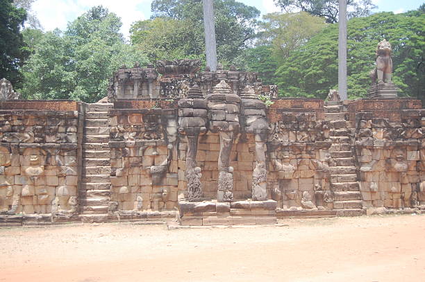 parede em angkor wat, siem reap, camboja. - ankor imagens e fotografias de stock