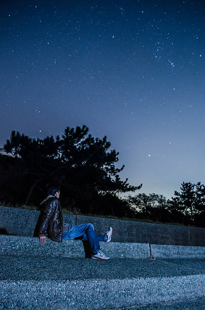 istock Men look at the stars 523392563