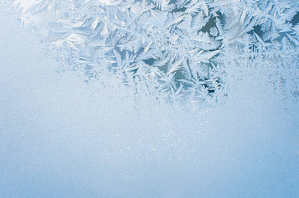 sfondo di ghiaccio, frost su finestra - cristallo di ghiaccio foto e immagini stock