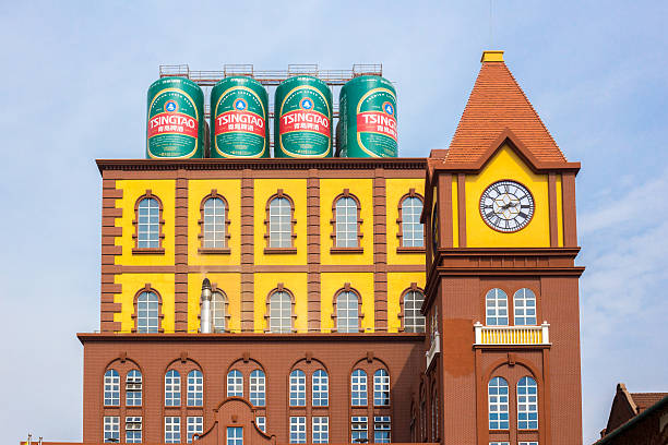 основное здание циндао пивоваренный завод - циндао стоковые фото и изображения