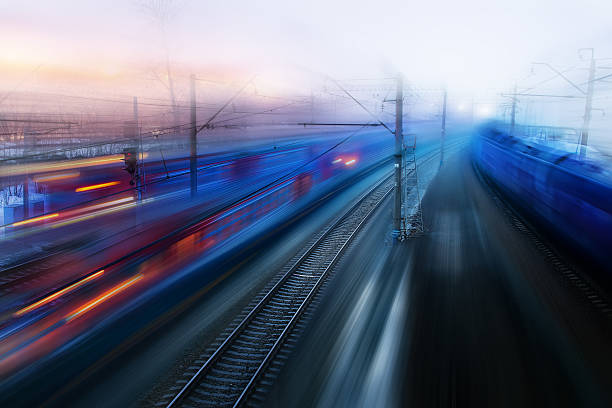 circulación de los trenes en formas de noche de niebla de muelle al anochecer - blurred motion abstract electricity power line fotografías e imágenes de stock