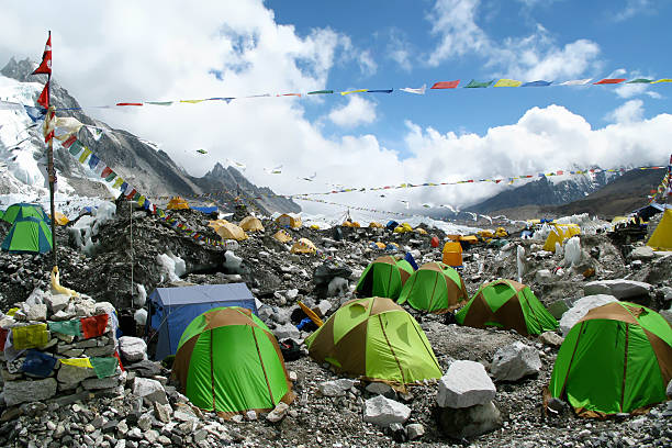 coloridos carteles del everest campamento base, everest región, nepal - icefall fotografías e imágenes de stock