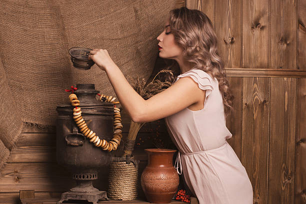 mujer hermosa en el fondo del campo interior - affectionate desire beauty brown fotografías e imágenes de stock