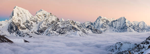 verschneite berggipfel panorama hoch über den wolken himalajagebirge nepals - gokyo tal stock-fotos und bilder