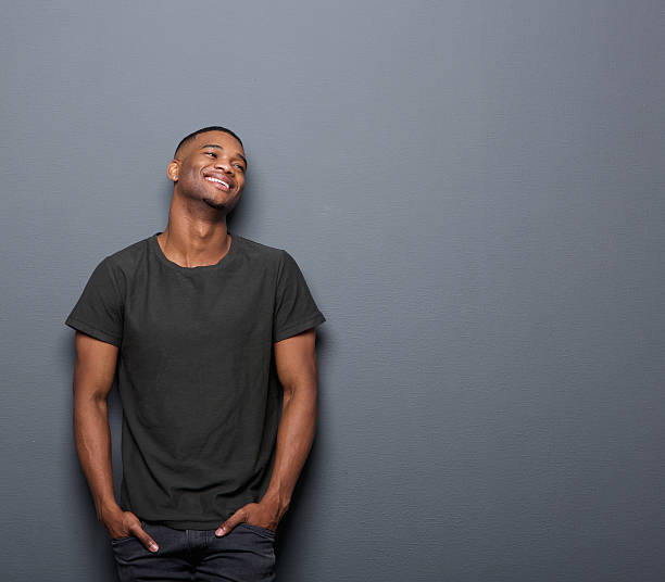 retrato de um alegre jovem sorridente - shirt lifestyles close up cheerful imagens e fotografias de stock