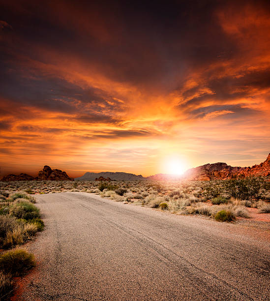 hermoso carretera del desierto al atardecer - monument valley navajo mesa monument valley tribal park fotografías e imágenes de stock