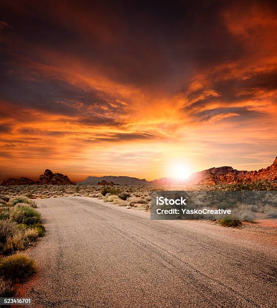 Hermoso Carretera Del Desierto Al Atardecer Foto de stock y más banco de imágenes de Puesta de sol - Puesta de sol, Desierto, Arizona