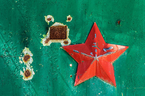 istock Soviet military five-pointed star on the green scuffed gate 523417319