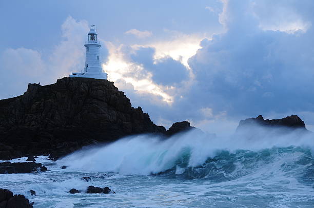 phare de la corbière, jersey, royaume-uni. - jersey uk nature landscape photos et images de collection