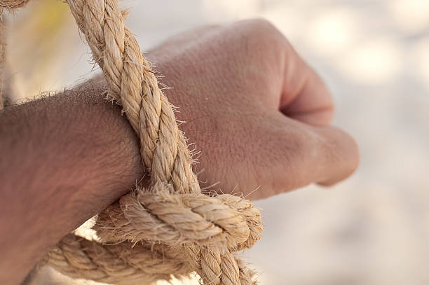 naked mano atada - tied knot rope adversity emotional stress fotografías e imágenes de stock