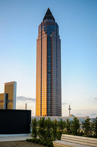 messeturm em frankfurt am main - messeturn tower - fotografias e filmes do acervo