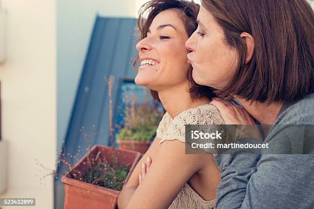 Reife Frau Küssen Erwachsenen Tochter Im Freien Auf Einem Balkon Stockfoto und mehr Bilder von 25-29 Jahre