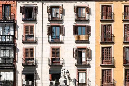 Casas típicas de hermosos colores de Madrid photo