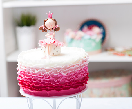 Bonito Brilhante Bolo Princesa Rosa Sobre A Mesa - Fotografias de