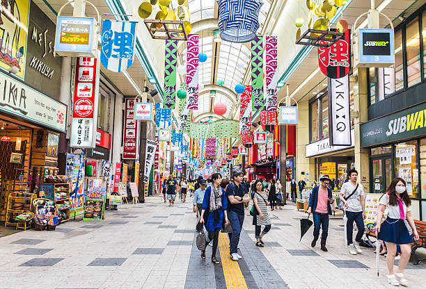 人に街に日本で札幌市 - ショッピングエリア ストックフォトと画像