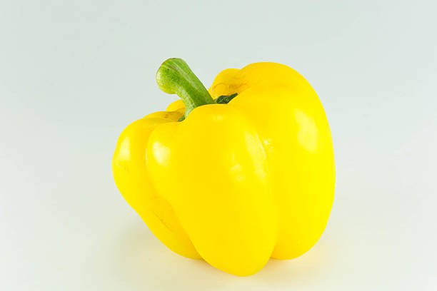 colorida pimentões doces capsicum em um fundo branco - bell peper - fotografias e filmes do acervo