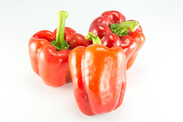 colorida pimentões doces capsicum em um fundo branco - bell peper - fotografias e filmes do acervo