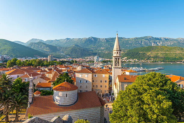 old calles y casas de piedra y iglesia en la ciudad de budva - serbia y montenegro fotografías e imágenes de stock