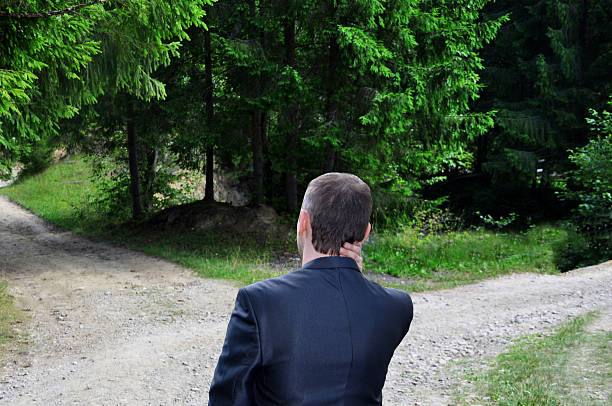 homme d'affaires avec un choix à proximité de la bifurcation - footpath field nature contemplation photos et images de collection