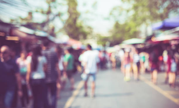 sfondo sfocato: persone, shopping al mercato equo - outdoors market foto e immagini stock