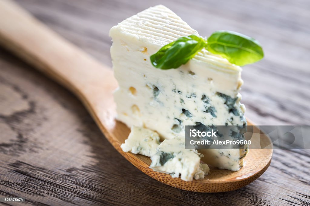 Foto de Peça De Azul Queijo Na Madeira Colher e mais fotos de