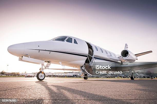 Listo Para Abordar De Hidromasaje Privada Foto de stock y más banco de imágenes de Jet Corporativo - Jet Corporativo, Avión privado, Lujo