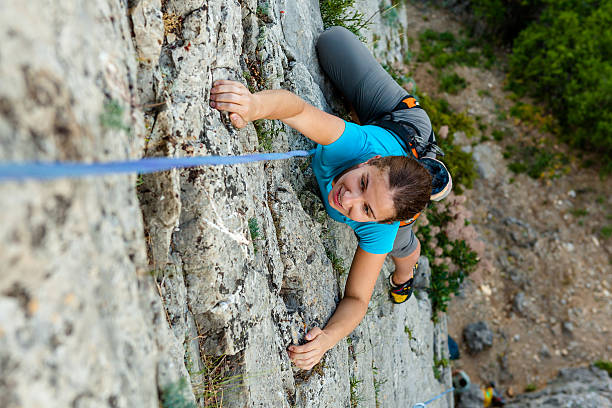 femme pratiques dans l'escalade sur le rocher dans la crimée - rock climbing mountain climbing women achievement photos et images de collection