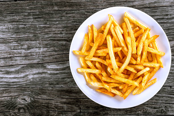 deliciosos batatas fritas na placa na mesa de madeira de fundo - wood chip fotos imagens e fotografias de stock