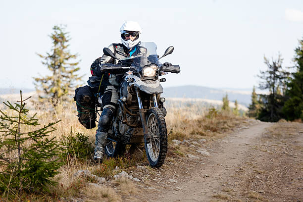Motorbiker podróży w jesień góry – zdjęcie