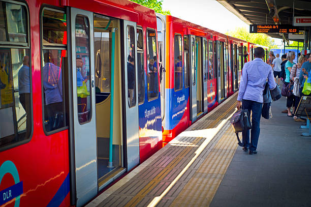 canary wharf dlr della stazione di birmingham - docklands light railway foto e immagini stock