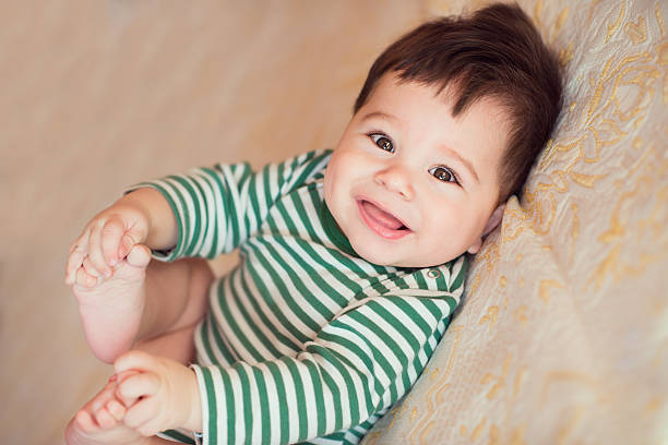 Retrato de bebê feliz linda - foto de acervo