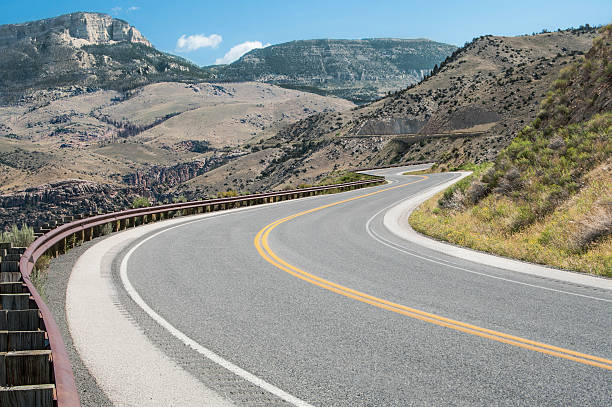 wyoming mountain road - bighorn mountains - fotografias e filmes do acervo