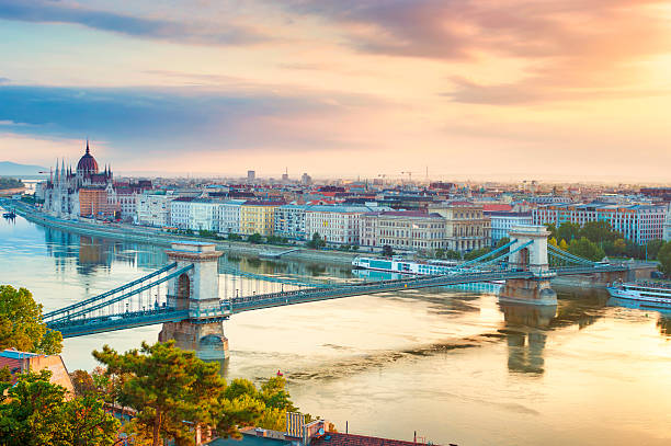 paisaje de la ciudad de budapest - budapest chain bridge panoramic hungary fotografías e imágenes de stock