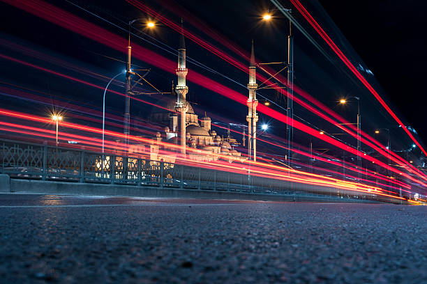 istock Galata bridge and Yeni Cami mosque at night 523512803