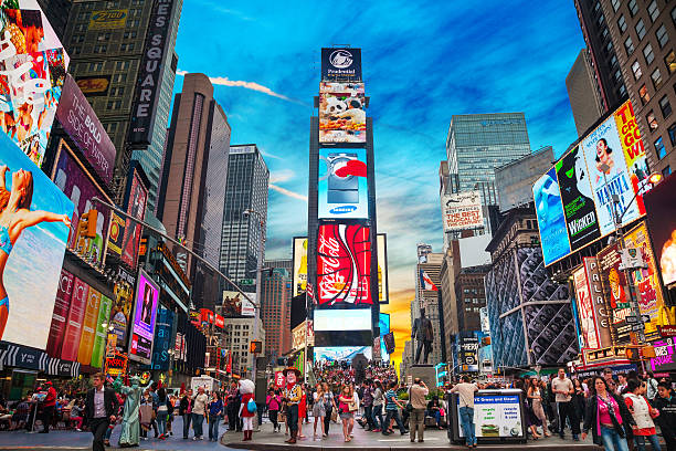 タイムズスクエアニューヨーク市で - タクシー 写真 ストックフォトと画像