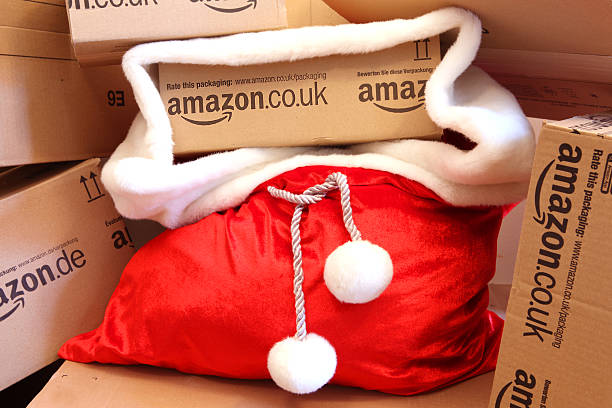 navidad de compras en línea-cajas de amazon en rojo de santa's saco - editorial horizontal close up uk fotografías e imágenes de stock