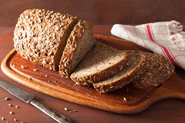 gesunde vollkornbrot mit karotten und samen - bauernbrot stock-fotos und bilder