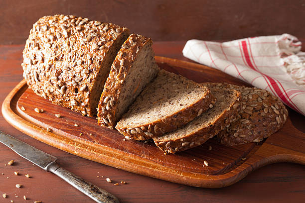 건강한 전체 낟알 식빵, 손금 및 씨앗류 - brown bread 뉴스 사진 이미지