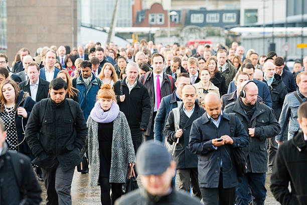 menschen pendeln - commuter stock-fotos und bilder