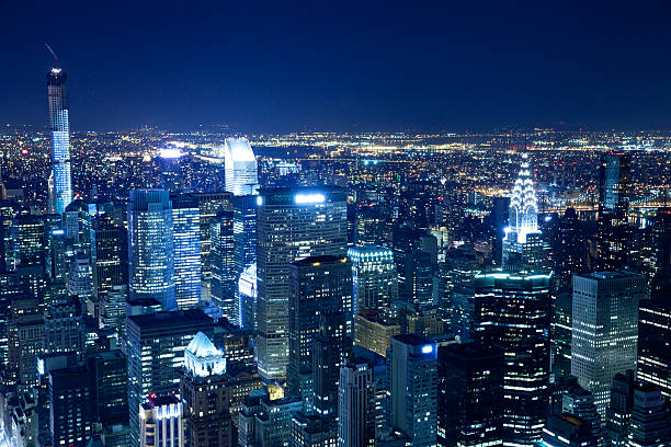 new york city skyline veduta aerea di notte - manhattan new york city night skyline foto e immagini stock
